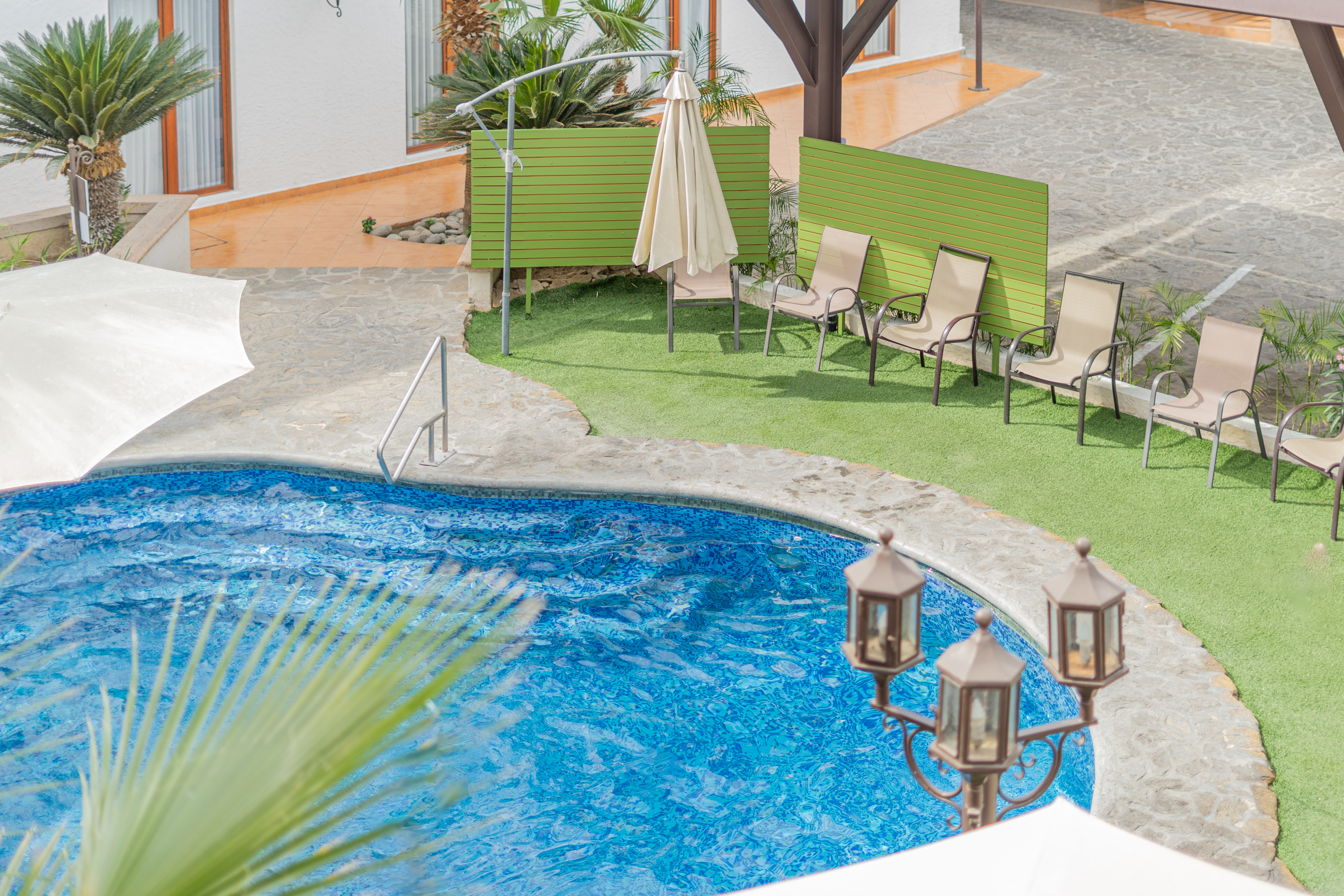 Alberca en el patio del Hotel