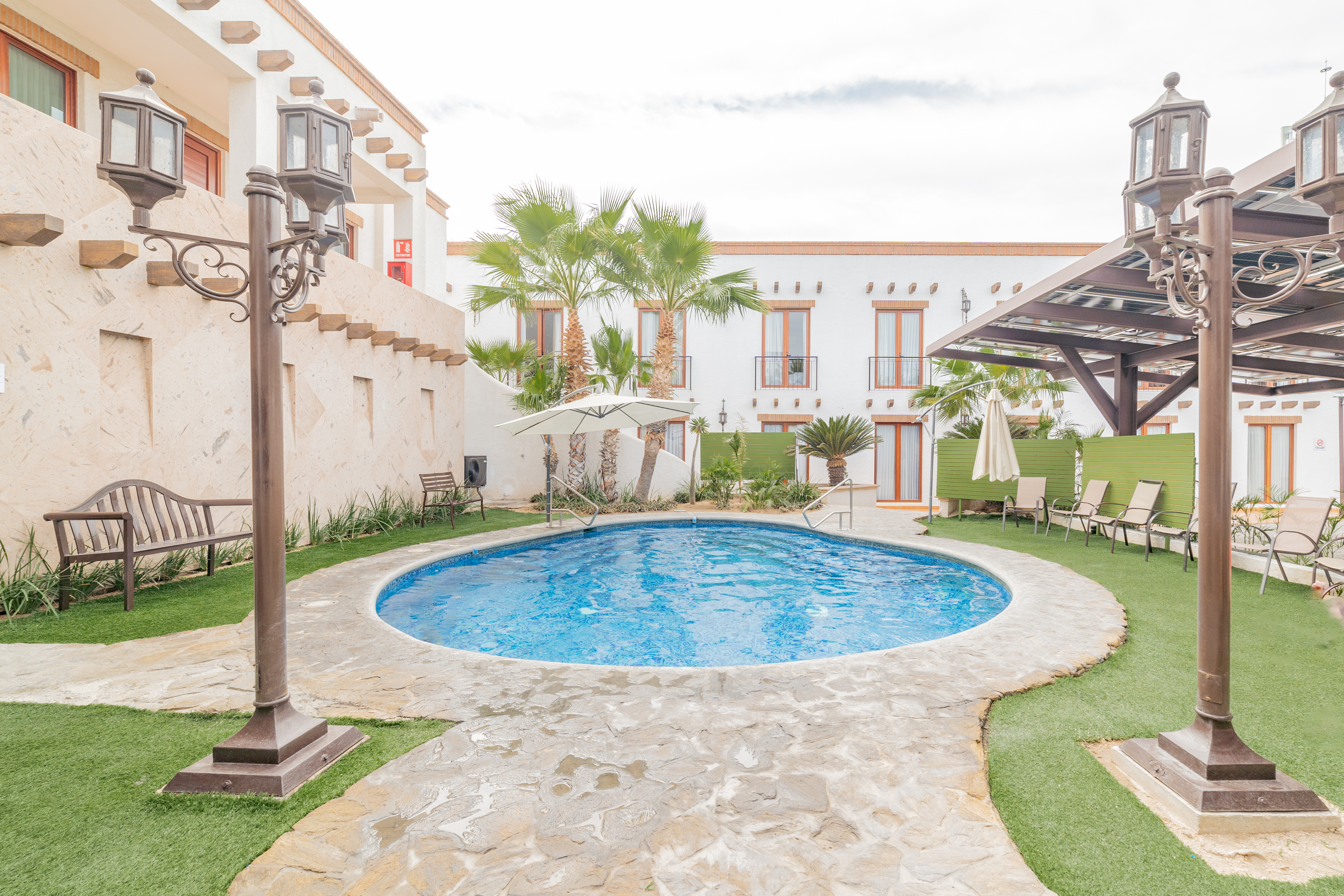 Alberca en el patio del hotel